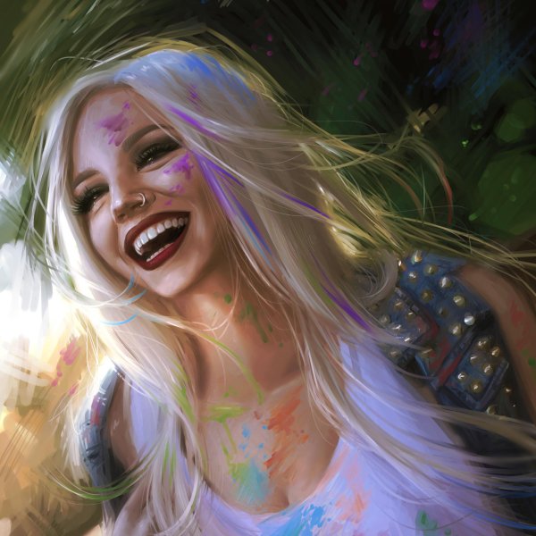 Девушка улыбается