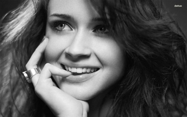 Девушка улыбается