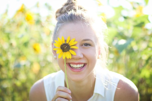 Девушка улыбается