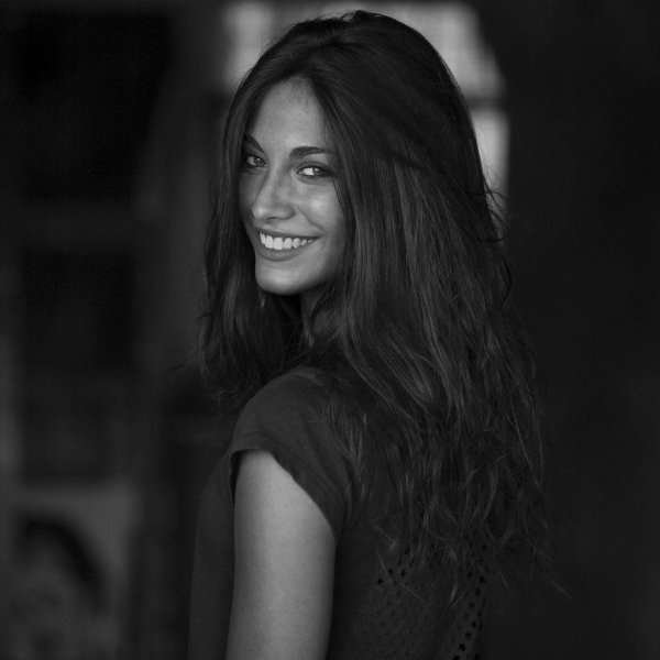 Девушка улыбается