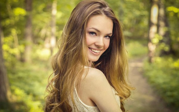 Девушка улыбается