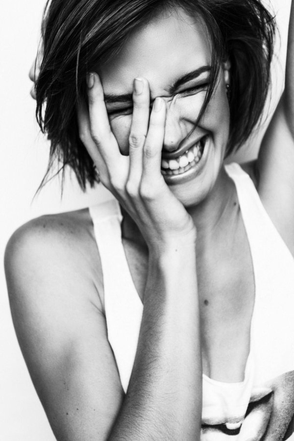 Девушка улыбается