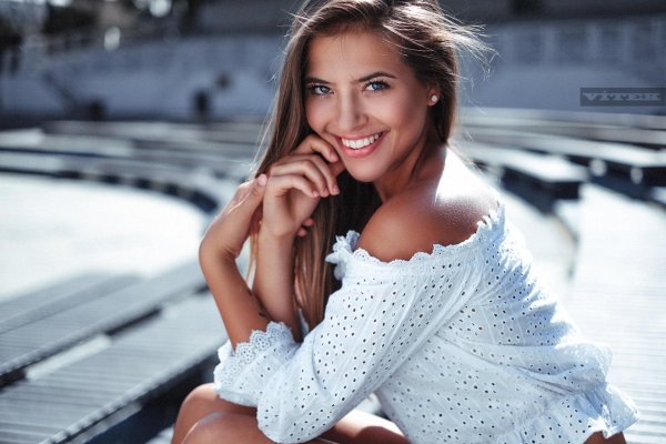 Девушка улыбается