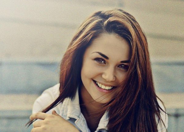 Девушка улыбается