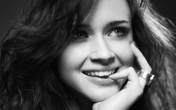 Девушка улыбается