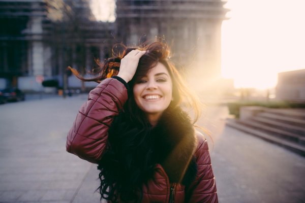 Девушка улыбается