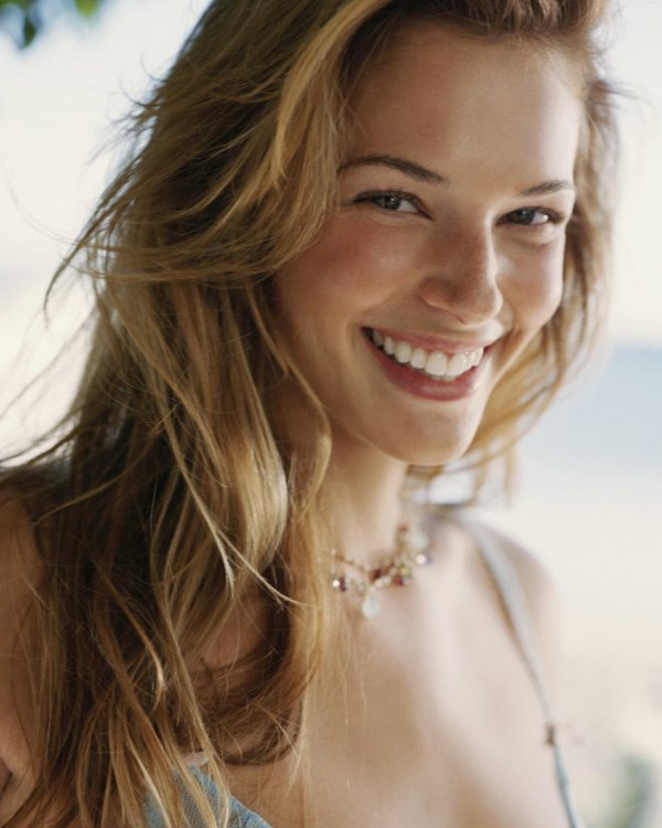Девушка улыбается
