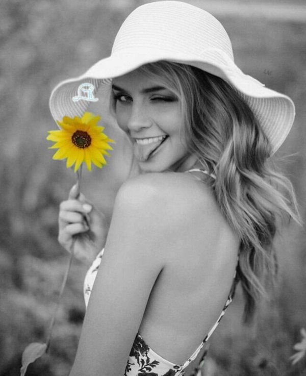 Девушка улыбается