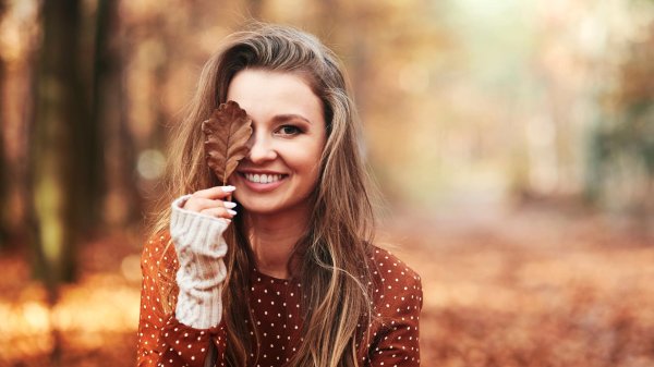 Девушка улыбается