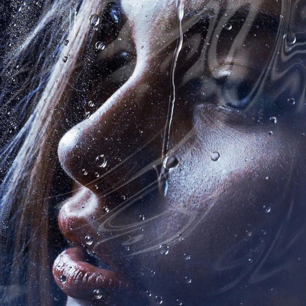 Девушка плачет