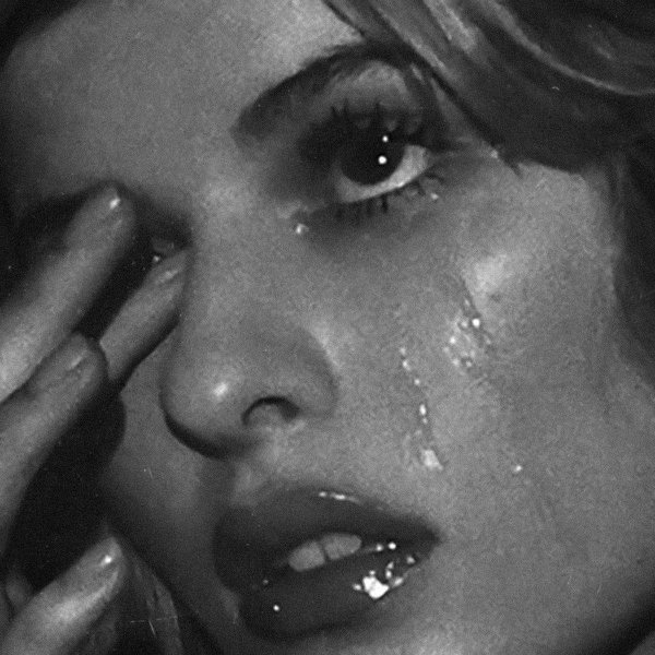 Девушка плачет