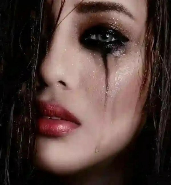 Девушка плачет