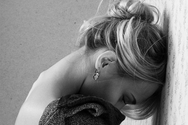 Девушка плачет