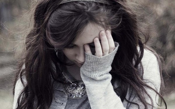 Девушка плачет