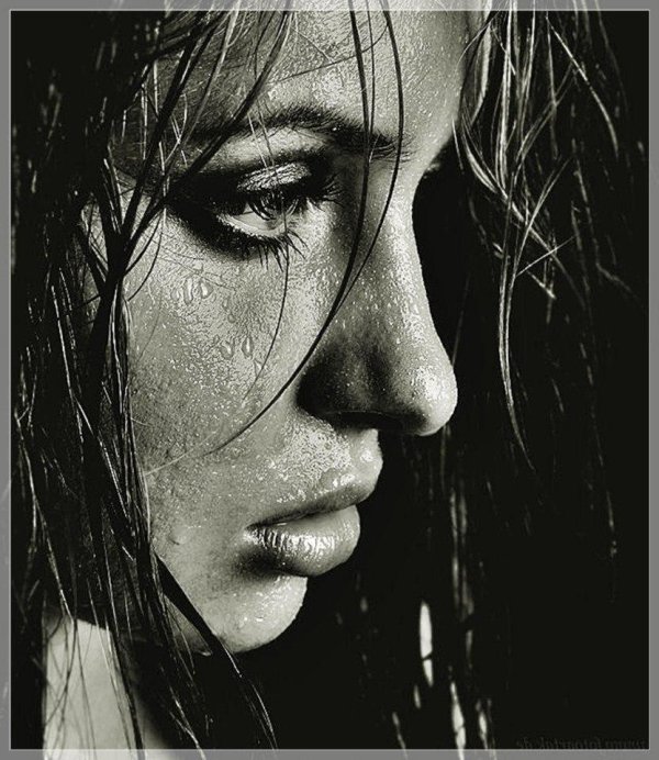 Девушка плачет