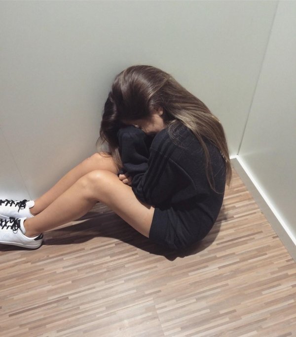 Девушка плачет