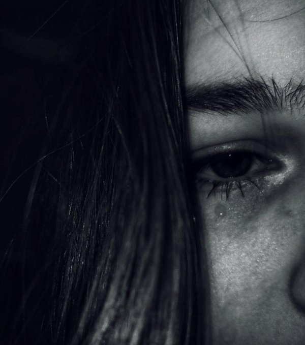 Девушка плачет