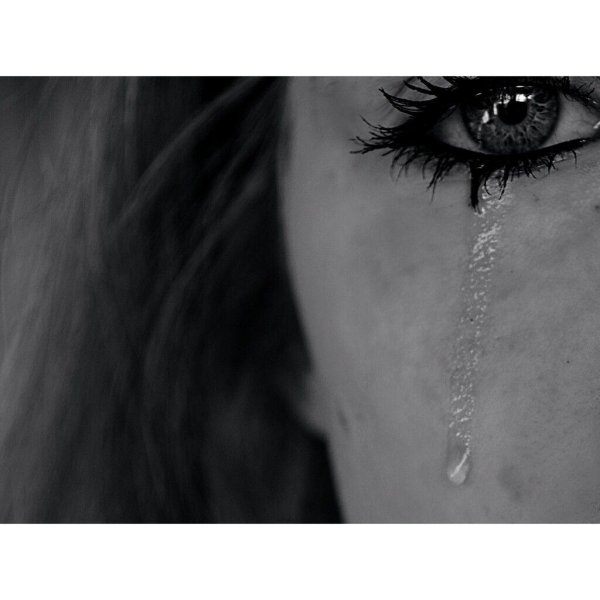 Девушка плачет