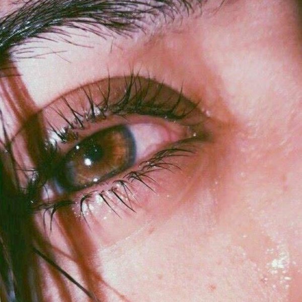 Девушка плачет