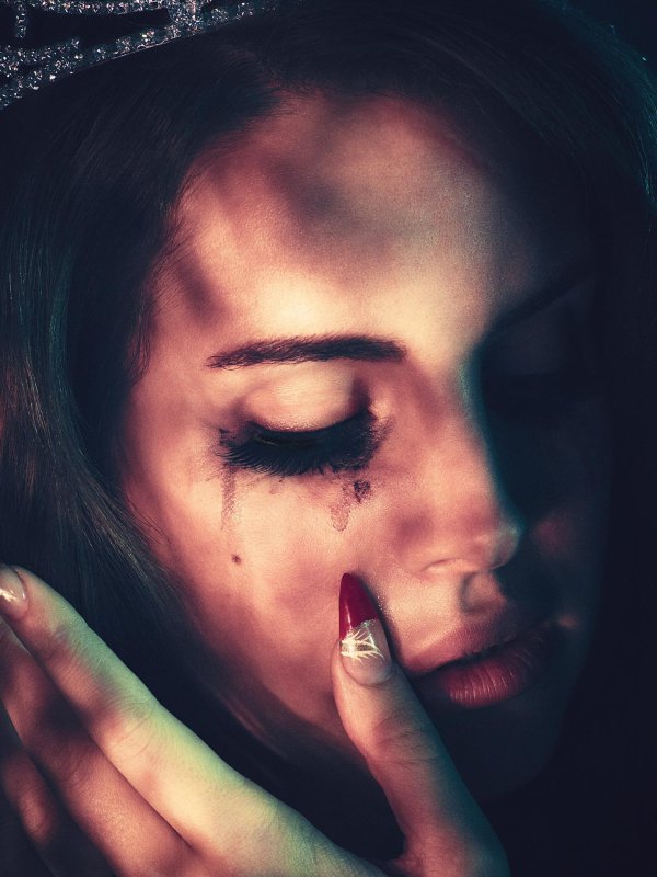 Девушка плачет