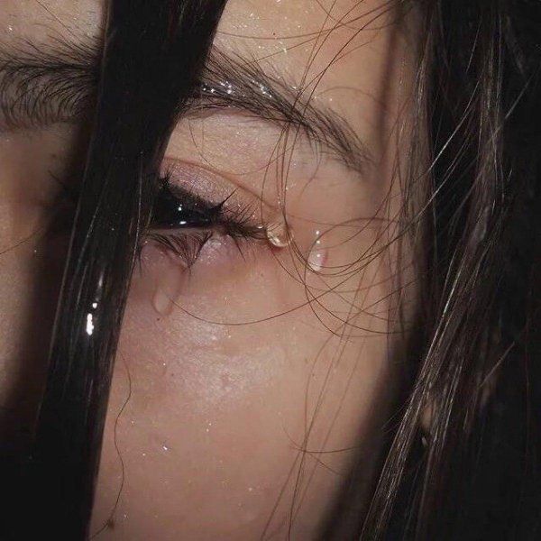 Девушка плачет