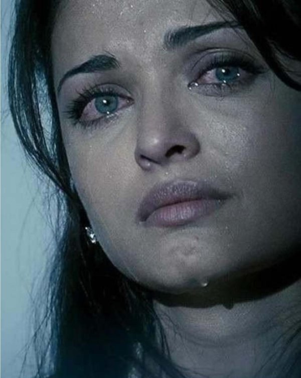 Девушка плачет