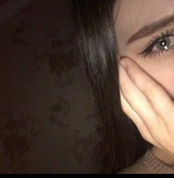 Девушка плачет