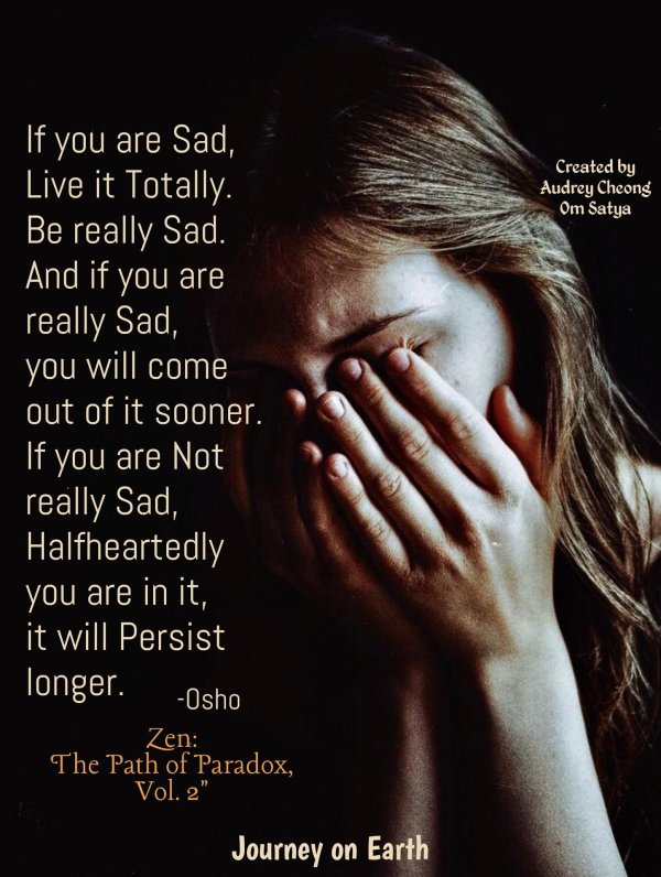 Девушка плачет