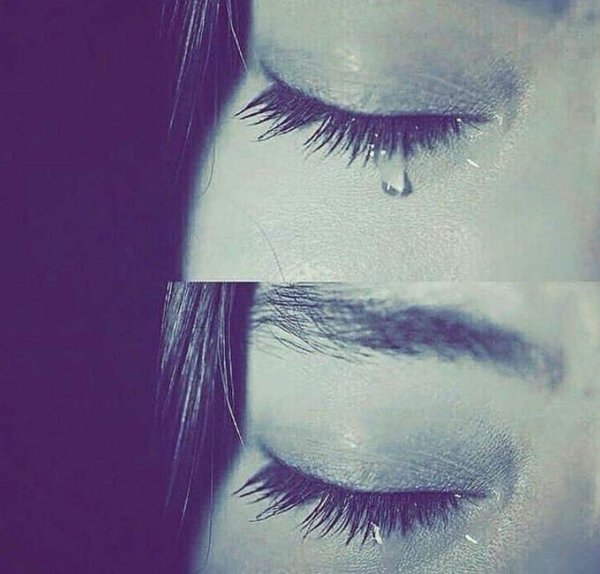 Девушка плачет