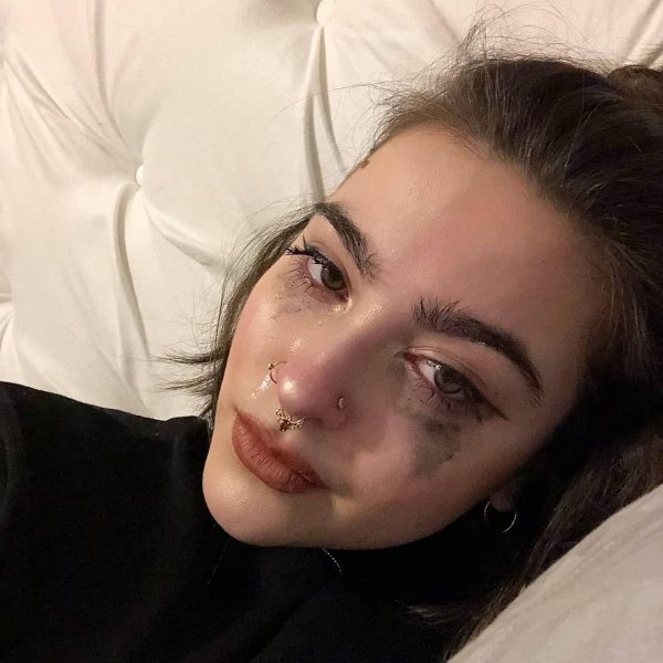 Девушка плачет