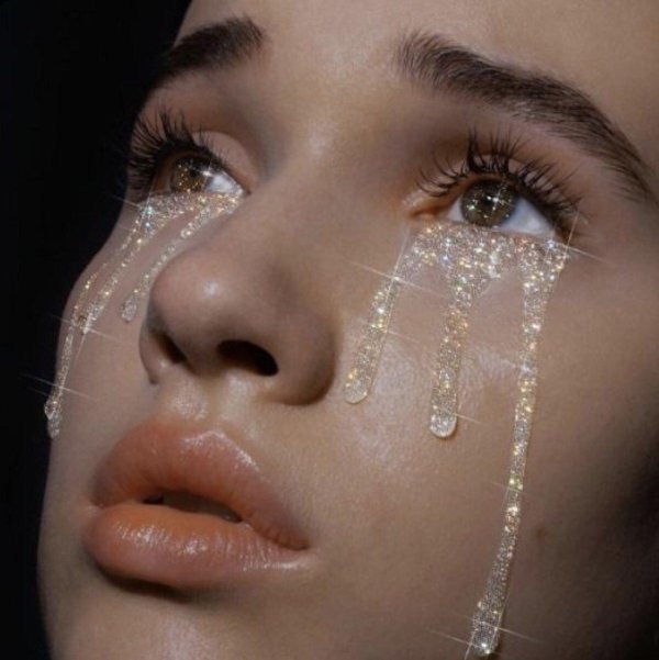 Девушка плачет