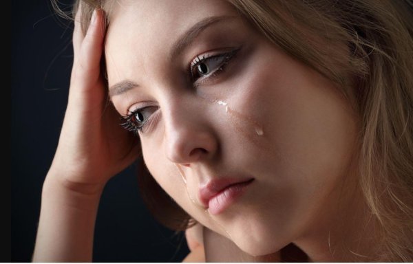 Девушка плачет