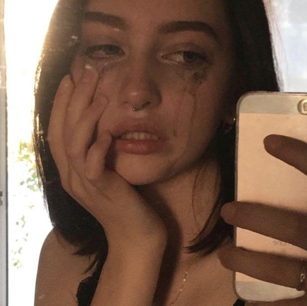 Девушка плачет