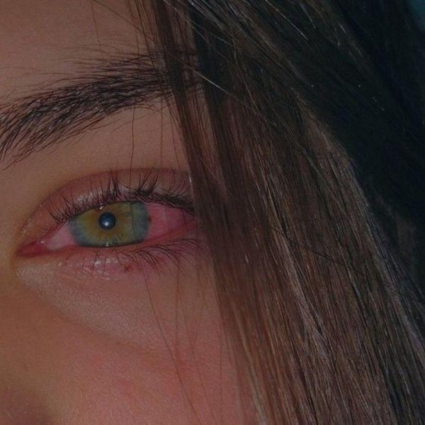 Девушка плачет