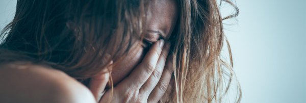 Девушка плачет