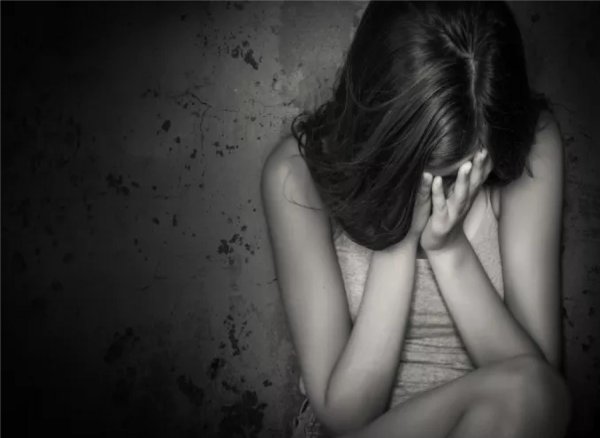 Девушка плачет