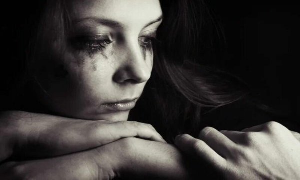 Девушка плачет