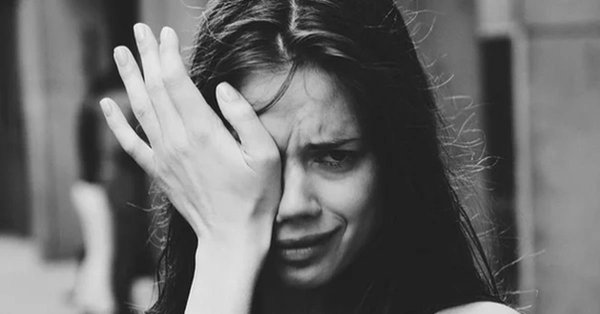 Девушка плачет