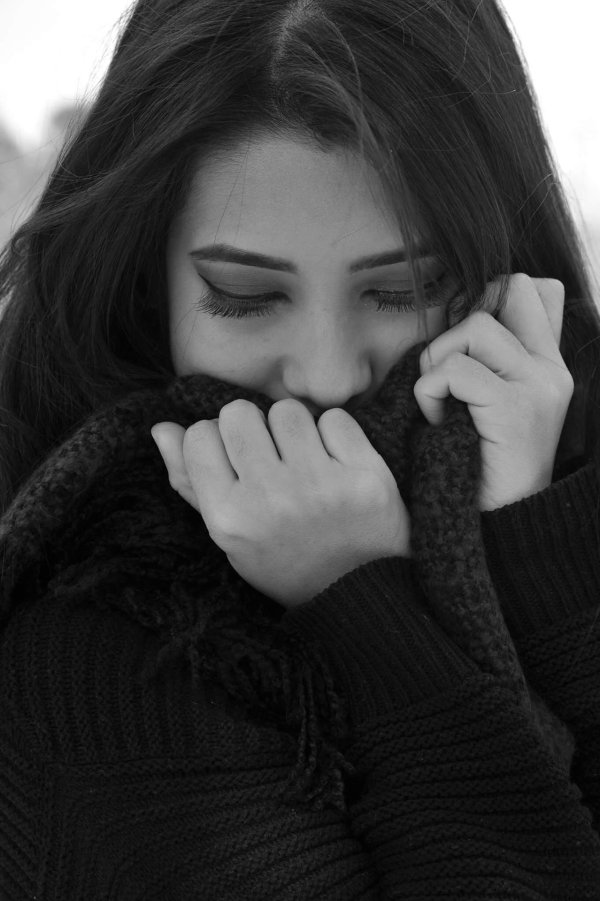 Девушка плачет