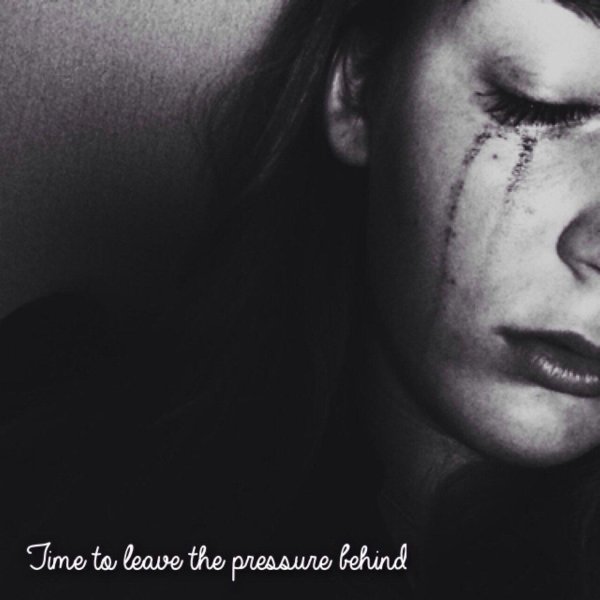 Девушка плачет