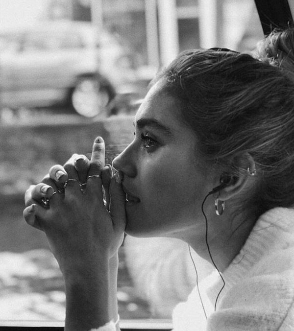 Девушка плачет