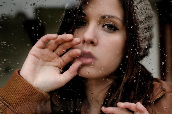 Девушка плачет