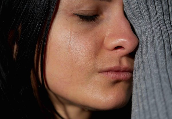 Девушка плачет