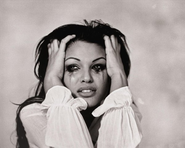 Девушка плачет