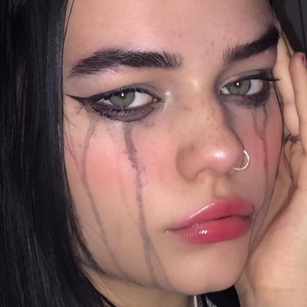 Девушка плачет