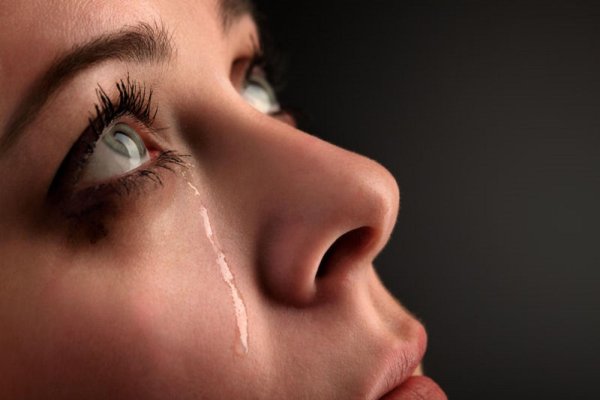 Девушка плачет