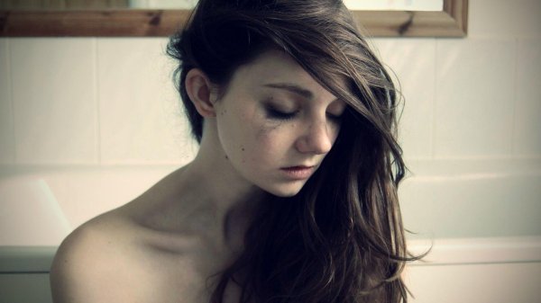 Девушка плачет