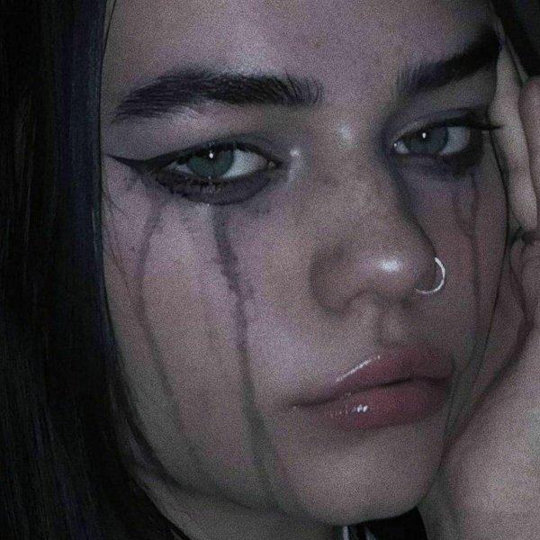 Девушка плачет