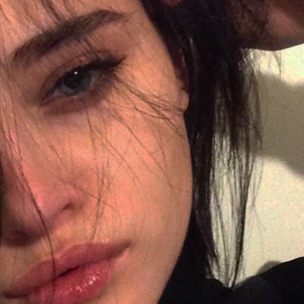 Девушка плачет