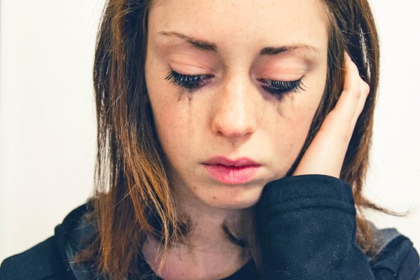 Девушка плачет